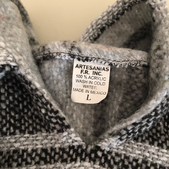 Artesanias women’s hoodie made in Mexico size large. - Picture 3 of 3